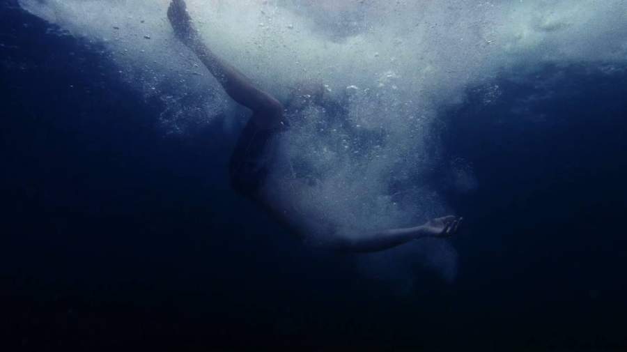 Waves Grip — still 1
