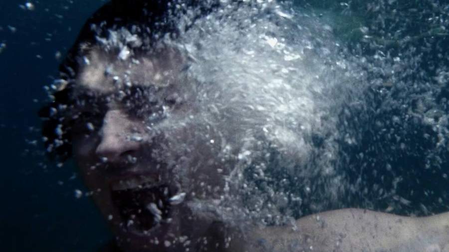 Waves Grip — still 3