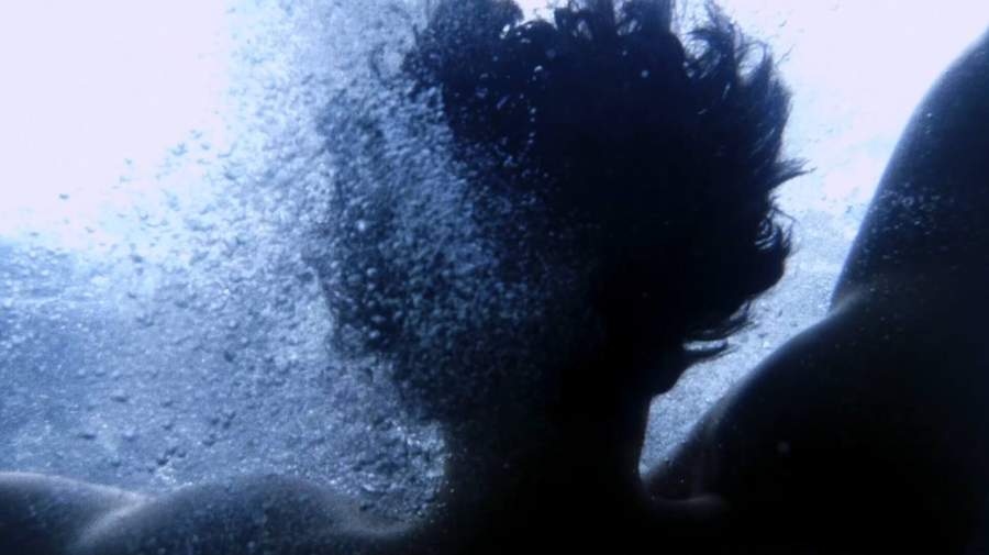 Waves Grip — still 5