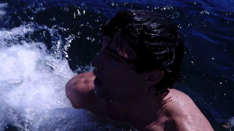 Waves Grip — still 8